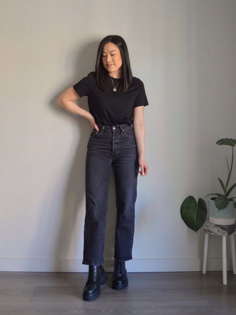 Black Outfits Work Casual, Black Outfits Professional, Black Vintage Jeans Outfit, All Black Outfit Simple, Simple Black Jeans Outfit, Women Black Jeans Outfits, All Black Simple Outfit, Black On Black Outfits Summer, Black Jean Outfits Spring