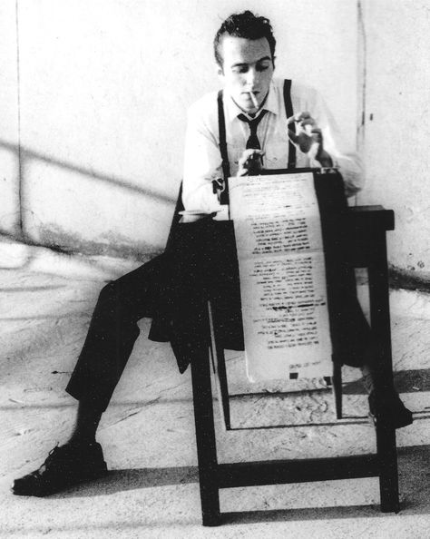 This cover shot of Joe Strummer typing was taken in late 1980 for the New Musical Express (NME) edition of January 3, 1981. The Future Is Unwritten, Paul Simonon, Mick Jones, Songs With Meaning, Joe Strummer, Punk Rock Bands, Punk Bands, The Clash, Volume 1