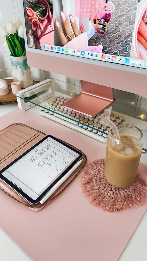 Pink Work Aesthetic, Put Together Aesthetic, Pink Office Aesthetic, Office Decor Ideas For Work Workspaces, Home Office Simples, Imac Desk, Pink Desk Accessories, Study Desk Decor, Pink Desk