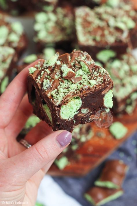 Mint Aero Brownies! - Jane's Patisserie Mint Aero Brownies, Aero Cookies Recipe, Janes Patisserie Brownies, Brownie Varieties, Aero Brownies, Jane Patisserie, School Desserts, Mint Chocolate Brownies, Gourmet Brownies