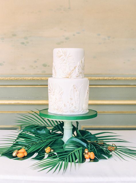 Palm Wedding Cake, Greenery Cake, Modern Wedding Cakes, Wedding Cake White, Butterfly Wedding Cake, Tropical Wedding Cake, Wedding Cake Birds, Tropical Wedding Theme, Wooden Cake Topper