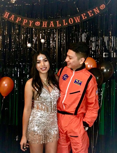 Sci Fi Couples Costumes, Astronaut Couple Costume, Astronaut And Alien Costume Couples, Alien And Astronaut Costume, Last Minute Couples Costumes, Astronaut Couple, Diy Couples Costumes, Astronaut Costume, Alien Costume