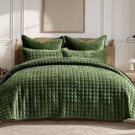 Green Velvet Bedding Ideas, Dark Green Comforter Bedroom, Hunter Green Bedding, Dark Academia Bedding, Green Linen Bedding, Classic Channel, Bedroom 2024, Velvet Bedding, Velvet Bedspread