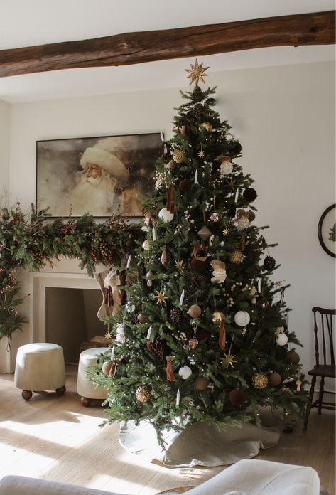 Christmas Tree Inspo, Lights For Christmas, Christmas Tree Decorating Themes, Neutral Christmas Decor, Cozy Christmas Decor, Christmas Decor Inspiration, Christmas Themes Decorations, Christmas Interiors, Christmas Tree Inspiration