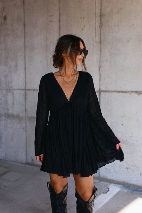 Maya Lace Romper Lazy Date Outfit, Romantic Outfit Winter, Ootd Casual Chic, Festival Outfit Inspiration, Dresses With Cowboy Boots, Dresses Casual Winter, Dress Up Outfits, Photoshoot Dress, Beauty Clothes