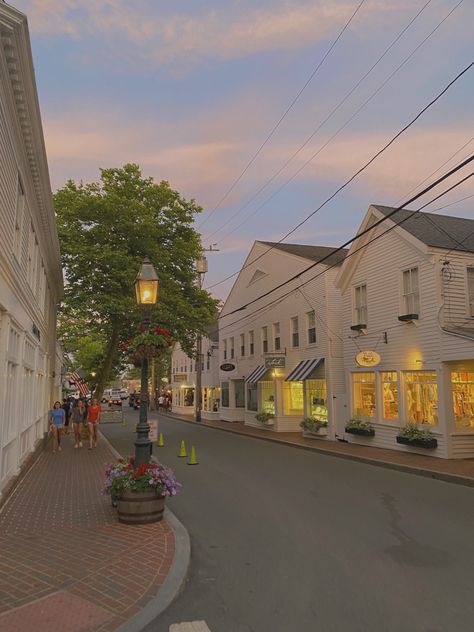 New York Hamptons Aesthetic, New England Summer House, East Coast Beach Town Aesthetic, House In Massachusetts, Maine Aesthetic House, Southhamptons Aesthetic, East Coast Lifestyle, Provincetown Aesthetic, Coast Of Maine