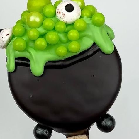 Oreo Cauldron, Halloween Decorated Oreos, Halloween Dipped Oreos, Halloween Dip, Cauldron Cake, Halloween Oreos, Chocolate Covered Cookies, Perfect Halloween Party, Chocolate Apples