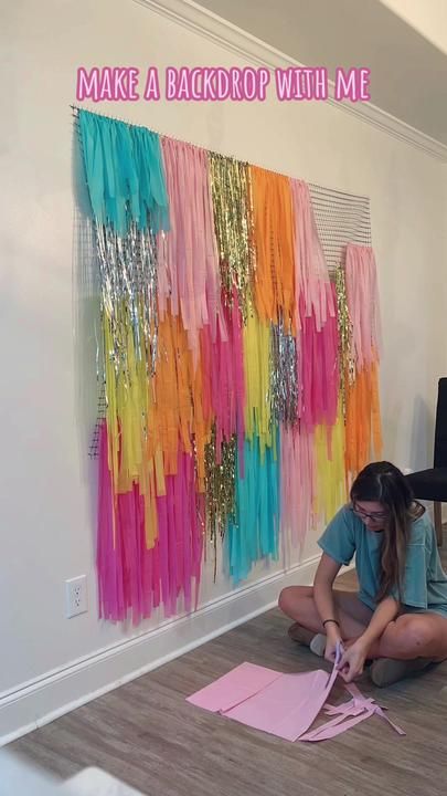 Fringe Backdrop Photoshoot, Easy Photo Backdrop Ideas, Streamers Backdrop, Diy Christmas Backdrop Ideas Backgrounds, Dollar Tree Backdrop Ideas Birthday, Diy Party Streamer Backdrop, Cute Photo Backdrops, Diy Colorful Backdrop, Easy Backdrop Ideas Diy Birthday