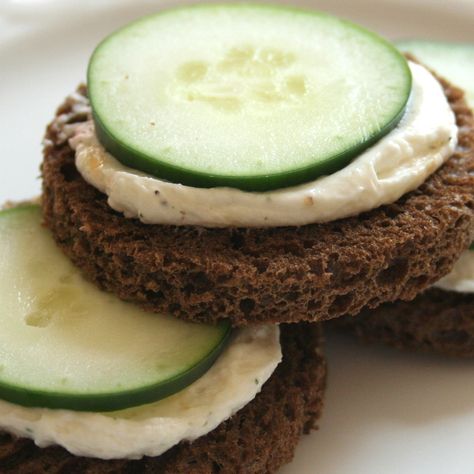 15 Easy 5-Ingredient Appetizers Sandwich Appetizers, Pumpernickel Bread, Party Bread, Cucumber Sandwich, Creamed Cucumbers, Appetizer Sandwiches, Snack Prep, Cucumber Sandwiches, Quick And Easy Appetizers