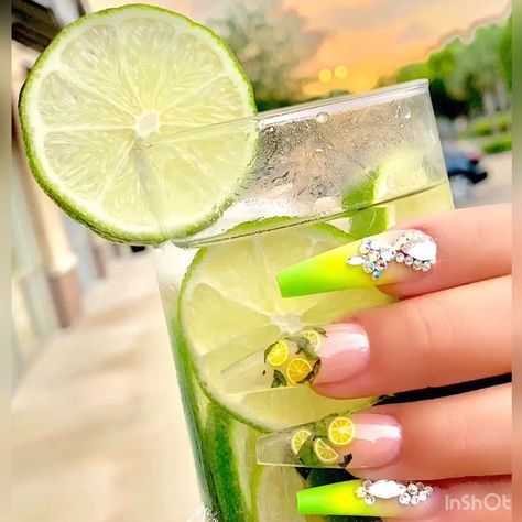 DM ME 🌸⠀Mia🌴⠀(Spanish/English) on Instagram: “Mojito Nails Tutorial. 🍹🤗 • Hope you like it. 🤞🏼💕 • 🎼 Music: Bangarang by @skrillex • • • #kleidys_nails #kendallnails #acrylicnails…” Mojito Nails, Cocktail Nails, Paradise Drink, Fail Nails, Mint Mojito, Nails Tutorial, Spanish English, Nails Desing, Nails Coffin