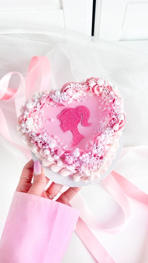 Barbie Heart Cake, Pink And Purple Barbie Cake, Barbie Cake Heart Shape, Pink Glitter Heart Cake, Drink Barbie Cake, Barbie Cake With Bundt Pan, Barbie Film, Cake Sponge, Cute Barbie