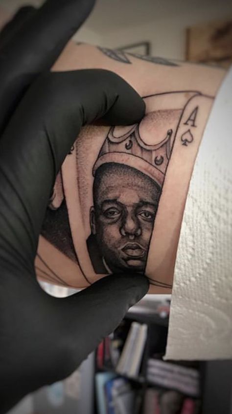 Biggie Smalls Tattoo Design, Biggie Tattoo, Notorious Big Tattoo, Biggie Smalls Tattoo, Grey Tattoo Sleeve, Wu Tang Tattoo, Tupac Tattoo, Biggie Tupac, Hip Hop Tattoo