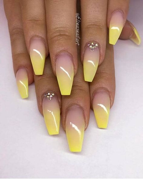 Yellow Ombre Nails, Ombre Nail Diy, Two Color Nails, Ombre Nail Colors, Diy Balayage, Matte Make Up, Diamond Nail Designs, Coffin Nails Ombre, Coffin Nails Matte