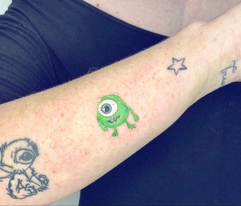 Mike Wazowski Tattoo, Tattoo Sisters, Flor Iphone Wallpaper, Really Bad Tattoos, Tattoo Memes, Monster Co, Full Hand Tattoo, Stitch Tattoo, Single Line Tattoo