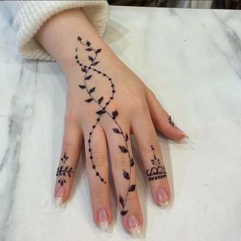 Tattoo Design Mehndi, Mehndi Clothes, Mehndi Design Back Hand, Simple Henna Designs Hand, Design Mehendi, Henna Tattoo Design, Small Henna Designs, Palm Mehndi, Henne Tattoo