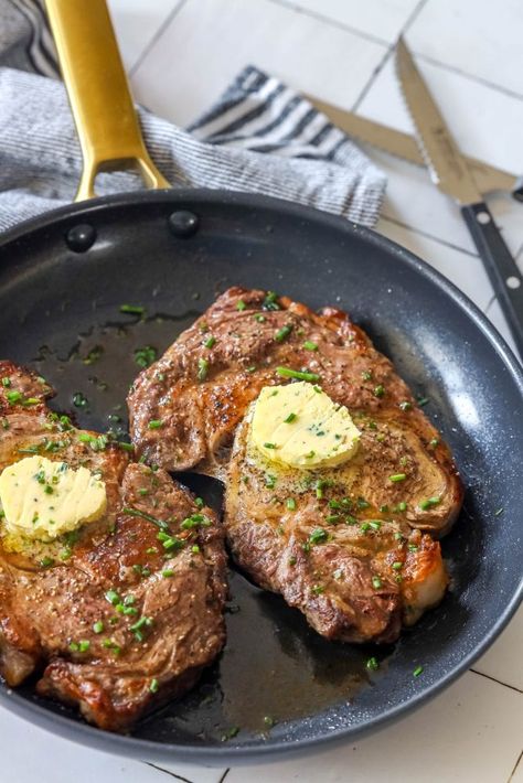 Rib Eye Steak Recipes Pan, Pan Cooked Steak, Steak Recipes Pan, Tri Tip Steak Recipes, Steak Recipes Pan Seared, Easy Steak Dinner, Prime Rib Steak, Cooking Ribeye Steak, Broiled Steak