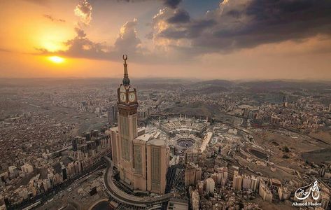 Sunset di Kota Mekah.⁣ ⁣ Masha Allah, Tabarakallah⁣ ⁣ ⁣ Pict by ⁣@ahmedhader Pict menarik seputar Mekah & Madinah hanya… Mekah Madinah, Hajj Pilgrimage, Wallpaper Sunset, Masha Allah, Masjid Al Haram, Islamic Quotes Wallpaper, Makkah, Mecca, Pilgrimage