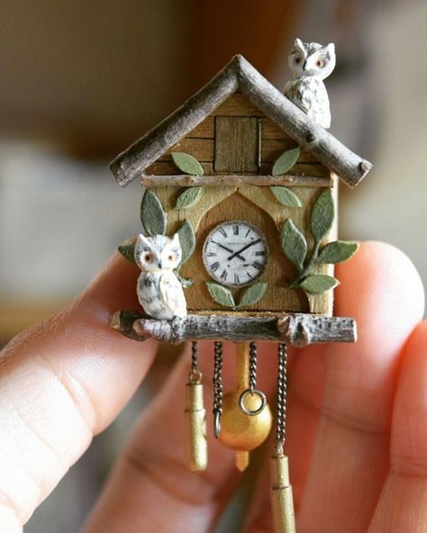 Miniature Clock, Dollhouse Miniature Tutorials, Mini Doll House, Doll House Crafts, Polymer Clay Miniatures, Miniature Diy, Miniatures Tutorials, Clay Miniatures, Clay Art Projects