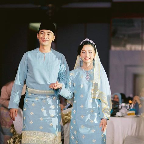 Busana Melayu Klasik Lelaki, Classic Malay Wedding Theme, Classic Malay Wedding, Malay Wedding Dress Songket, Wedding Dress Songket, Malay Engagement, Songket Kurung, Kebaya Melayu, Dress Songket