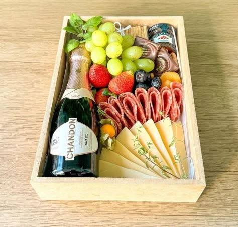 Charcuterie Gift Box, Charcuterie Lunch, Grazing Food, Tea Party Sandwiches, Charcuterie Gifts, Gourmet Food Plating, Party Sandwiches, Meat Shop, Party Food Buffet