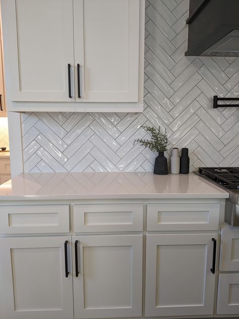 White Kitchen Backsplash, Small Kitchen Layouts, Basement Kitchen, Classic Kitchen, Kitchen Cabinets Decor, Diy Kitchen Renovation, Backsplash Designs, Kitchen Backsplash Designs, Kitchen Inspiration Design