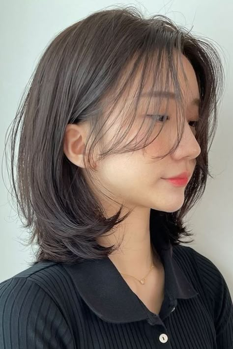 Short Oval Layered Haircut, Korean Trendy Haircut, Layer Oval Haircut Short, 3 Layer Haircut Short, Oval Layered Haircut Medium, Short Hair Korean Style Layer, Short Haircut Korean Style, Short Layered Haircuts Korean, Oval Layered Haircut