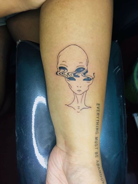 Alien Tattoo Outline, Trippy Alien Tattoo Ideas, Alien Head Tattoo, Small Alien Tattoo, Alien Tattoo Ideas, Trippy Alien, Alien Tattoo, Tatuaje A Color, Head Tattoos