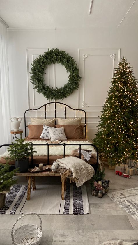 Luxury Christmas Photoshoot, Christmas Decor Photography Studio, Christmas Studio Photoshoot Setup, Studio Holiday Mini Session, Shed Photography Studio, Christmas Mini Shoot, Outdoor Christmas Decoration Ideas, Outdoor Decoration Ideas, Cozy Christmas Living Room