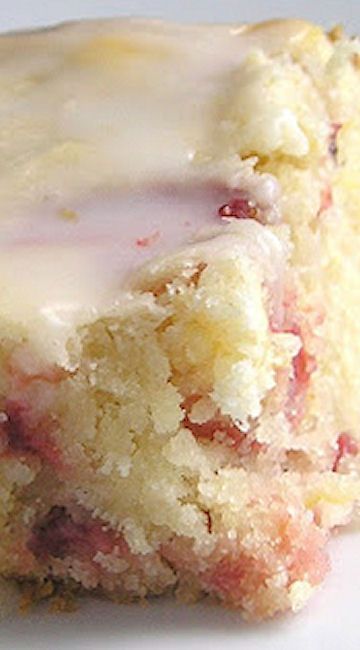 Lemon Cake Bars, Strawberry Lemon Cake, Lemon Glaze Recipe, Lemon Glaze, Strawberry Lemon, Cake Bars, A Piece Of Cake, Think Food, Lemon Desserts