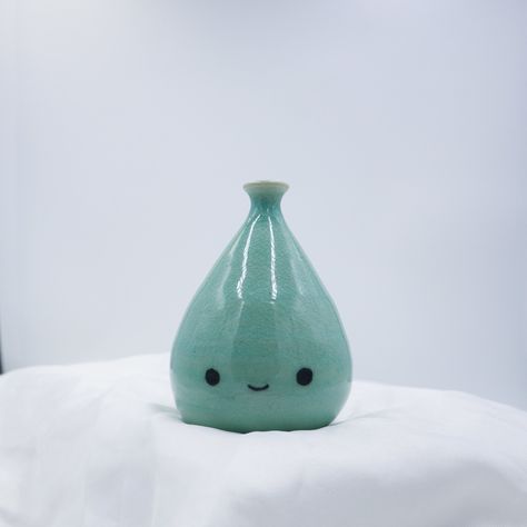 Watering Bell Pottery, Ceramic Watering Bell, Watering Bell, Aesthetic Crafts, Ideas Ceramica, Ceramics Pottery Mugs, Pottery Inspo, Arte Grunge, Clay Things