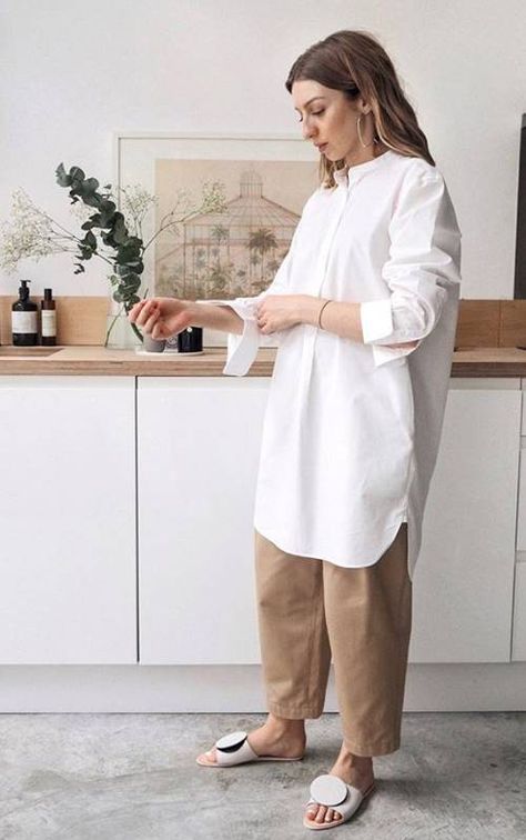 White Slide Sandals, White Tunic Shirt, Brittany Bathgate, Minimal Stil, Chic Spring Outfits, Beige Hose, White Slides Sandals, Casual Outfits Fashion, Look Zara