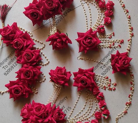 Red Rose Flower Jewellery For Haldi, Red Flower Jewellery For Haldi, Haldi Jewellery Bridal Flowers, Haldi Jewellery, Close Your Eyes And Imagine, Flower Jewellery For Haldi, Flower Jewelry Designs, Wedding Flower Jewelry, Pengantin India