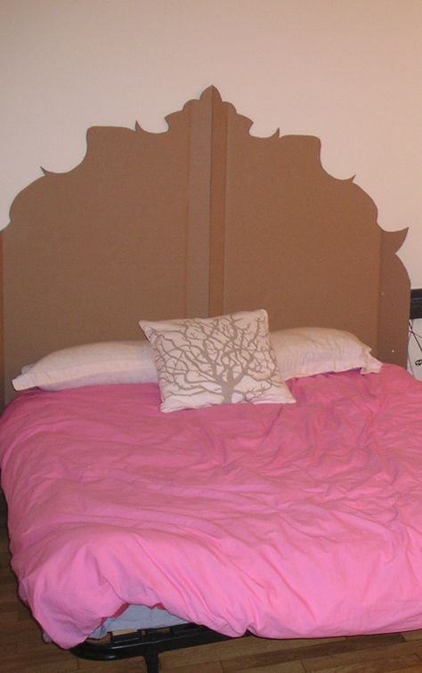 DIY headboard cut from a large cardboard box. Diy Cardboard Bed Frame, Diy Princess Headboard, Diy Cardboard Headboard, Headboard Ideas Rattan, Cardboard Headboard Diy, Cardboard Bed Frame, Cardboard Headboard, Princess Headboard, Backboards For Beds