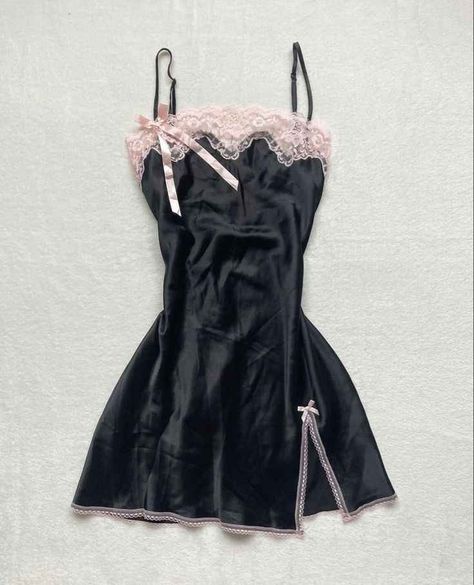 Stile Blair Waldorf, Iconic Y2k, Medium Pretty, Victoria Secret Black, Kleidung Diy, Silk Slip Dress, Lace Slip, Silk Slip, 2000s Fashion