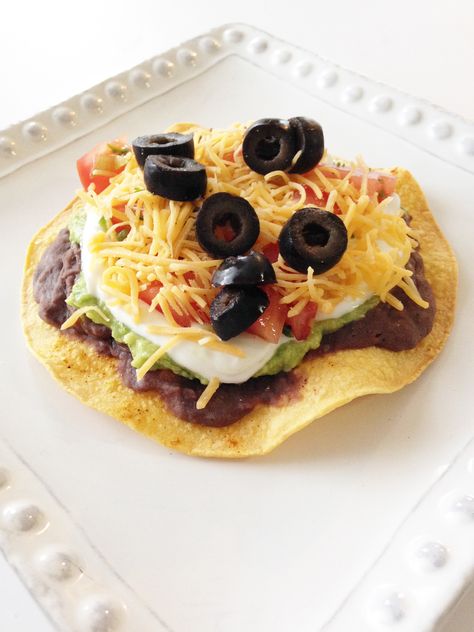 Skinny 7 Layer Tostadas — The Skinny Fork Meals Under 200 Calories, 200 Calorie Snacks, 300 Calorie Meals, 7 Layer Dip, 200 Calorie Meals, Layer Dip, No Calorie Snacks, 7 Layer, Ww Recipes