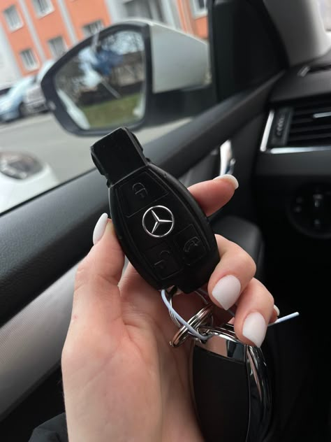 Mercedes Benz Car Keys, Mercedes Benz Keys Aesthetic, Mercedes Keys Aesthetic, Mercedes Key, Mercedes S63, Old Mercedes, Photos For Instagram, Lux Life, Key Photo