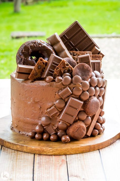 Customize this Chocolate Overload Cake with your favorite chocolate candy, cookies, brownies, and even doughnuts. Chocolate in every bite! PRINT and PIN the recipe at In Katrina's Kitchen today! Chocolate Overload Cake, Chocolate Birthday Cake Decoration, Chocolate Bar Cakes, Chocolate Candy Cake, Inside Cake, Candy Birthday Cakes, Chocolate Cake Designs, Chocolate Frosting Recipes, Homemade Chocolate Cake