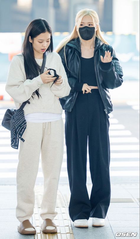 Airport Fashion Kpop, Blackpink Outfits, Japan Outfit, Icn Airport, Foto Ideas Instagram, Jennie Lisa, Pink Outfits, Incheon, Airport Outfit