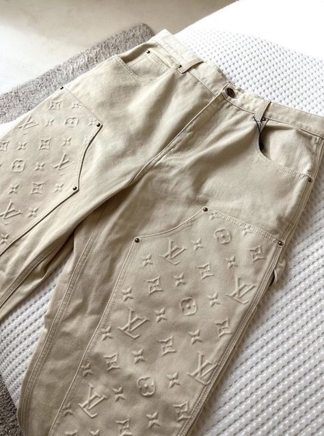 Outlander Magazine on Twitter: "https://t.co/zAGch7SkTw" / Twitter Carpenter Pants, Raf Simons, Carpenter Jeans, Outlander, Grey Jean, Louis Vuitton Monogram, Balenciaga, Khaki Pants, Monogram