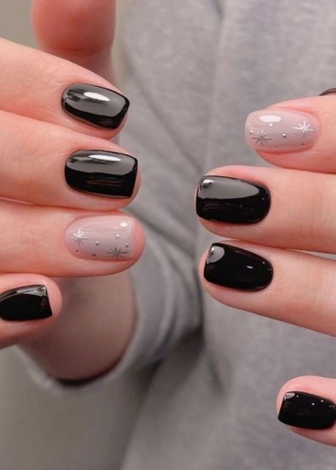 Uñas cortas: 4 ideas de diseños con gelish para llevar a todos lados Black Gel Nails, Trending Nails, January Nails, Short Gel Nails, Gelish Nails, Simple Gel Nails, Black Nail Designs, Cute Gel Nails, Short Nail Designs