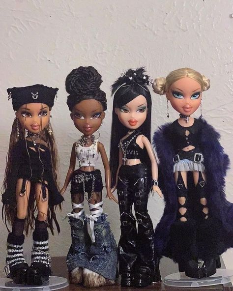 𝑲𝒂𝒍𝒊. ⋆ 𓇼 ⋆｡˚ 𓆝⋆｡˚ 𓇼 ཐིཋྀ (@fishpurse) • Instagram photos and videos Bratz Doll Black Outfit, Gothic Bratz Aesthetic, Bratz Forever Diamonds Outfits, Brats Hairstyle, Bratz Dolls Hairstyles, Barbie And Bratz Halloween Costume, Bratz Hairstyles Dolls, Bratz Dolls Outfits Ideas, Bratz Rave Outfit