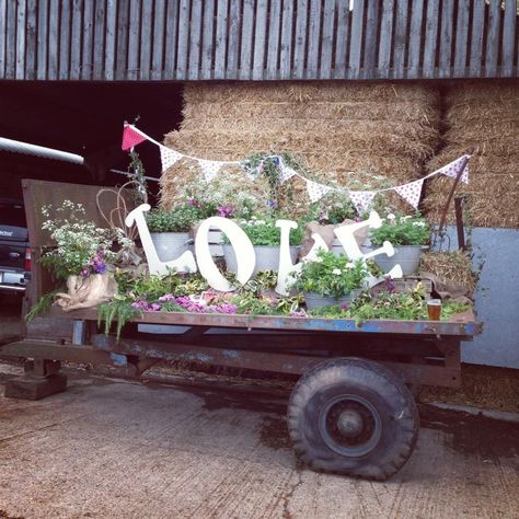 A country flower trailer. We decorated this for our wedding on the farm - cowparsley galore! Wedding Tractor, Tire Decor, Flower Trailer, Farmer Wedding, Wedding Space, Wedding Trailer, Parties Ideas, Tractor Tire, Rustic Outdoor Wedding