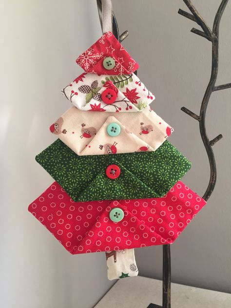 Folded fabric square Christmas trees Fabric Christmas Decorations, Sewn Christmas Ornaments, Christmas Decorations Sewing, Christmas Fabric Crafts, Christmas Sewing Projects, Fabric Tree, Fabric Christmas Trees, Folded Fabric, Folded Fabric Ornaments