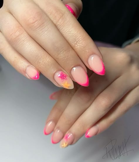 #starfishnails #beachnails Summer Acrylic Nails Starfish, Cute Gel Nails For Summer French Tips, Summer Nail Inspo Starfish, Beach 2024 Nails, Short Nail Summer Ideas, French Beach Nails, Vacation Nail Inspo 2024 Almond, Orange Starfish Nails, Nails Acrylic Ideas Summer