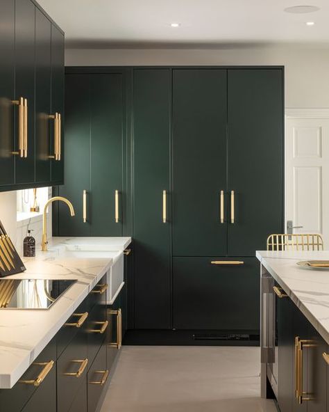 Green And Gold Kitchen Ideas, Green And Gold Kitchen, Kitchen Ideas Green, Urban Style Kitchen, Gold Kitchen Ideas, Urban Kitchen Design, Dark Green Living Room, Green Kitchen Designs, Dark Green Kitchen