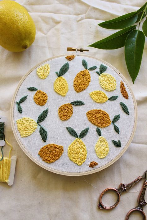 Free lemon citrus embroidery pattern! This is a simple yet beautiful pattern for all levels of embroidery. Lemon Embroidery Pattern, Citrus Embroidery, Lemon Embroidery, Free Hand Embroidery, Modern Hand Embroidery Patterns, Diy Sy, Broderie Simple, Pola Bordir, Floral Embroidery Patterns