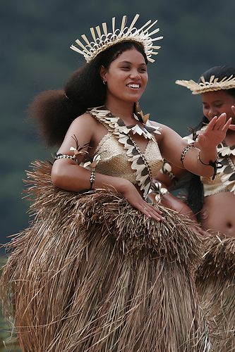 Woman from Kiribati dancing. An island nation located in the central tropical Pacific Ocean. The island nation is comprised of 32 atolls and one raised coral island spread over 1,351,000 square miles straddling the equator and bordering the international date line at its easternmost point. International Date Line, We Are The World, Palau, Folk Costume, People Of The World, World Cultures, Samoa, Pacific Ocean, People Around The World