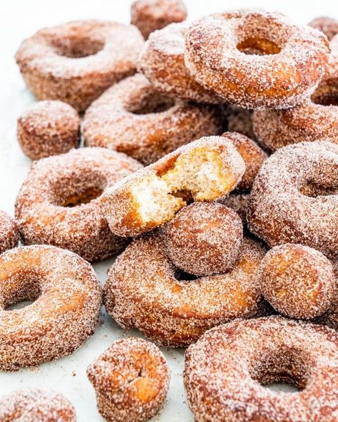 Apple Cider Donuts Baked Apple Cider Donuts Recipe, Donut Recipe Fried, Apple Cider Doughnut Recipe, Baked Doughnut Recipes, Cider Donuts Recipe, Apple Cider Donuts Recipe, Apple Cider Donuts Baked, Apple Festival, Apple Donuts