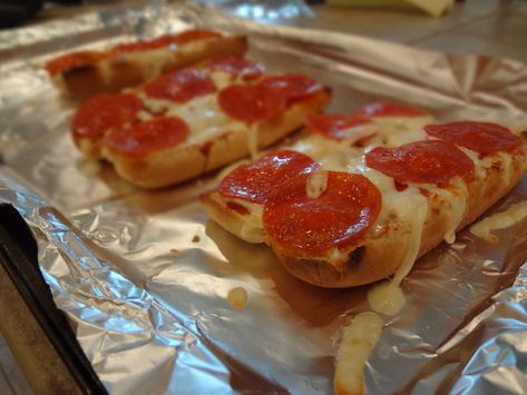 DSC02134 Hot Dog Bun Pizza Boats, Pizza Boats Hot Dog Buns, Leftover Buns, Fast Snacks, Pizza Boats, Hot Dog Bun, Fast Snack, Pizza Recipes Homemade, Kids Food