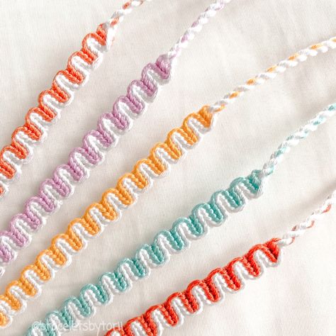 Aesthetic Yarn Bracelets, Bracelet Patterns 2 Strings, Friendship Bracelets Length, Embroidery Bracelets Aesthetic, Yarn Bracelets Aesthetic, Wax Thread Bracelet Ideas, Intermediate Friendship Bracelets, Mini Wave Bracelet Pattern Tutorial, Simple Friendship Bracelet Patterns 3 Colors